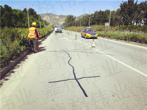 嘉格公路貼縫帶讓道路養(yǎng)護不再苦、臟、累