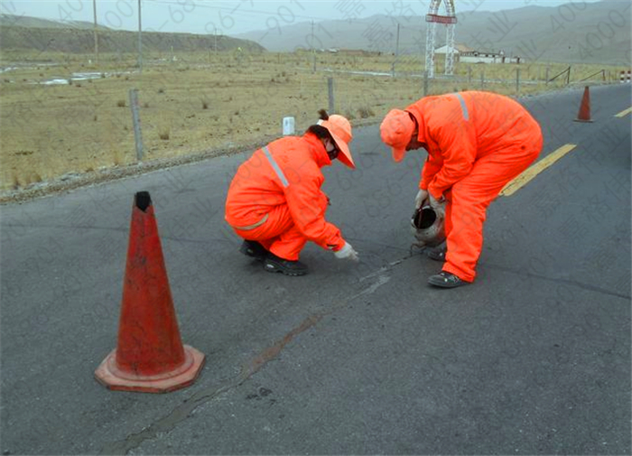 公路裂縫修補(bǔ)用的防水油膏和灌縫瀝青區(qū)別在哪里？