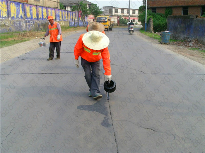 嘉格道路密封膠售后服務(wù)人員用汗水換來的贊譽