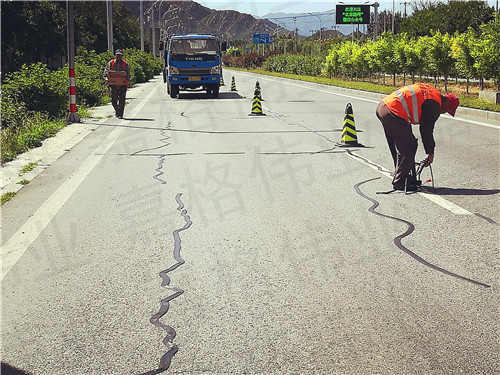 道路養(yǎng)護人眼中的嘉格路面貼縫帶價格