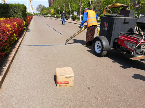 道路出現(xiàn)裂縫，公路灌縫膠是怎么和工人一起完成修補(bǔ)的呢？