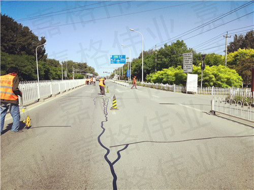 高速公路上的“嘉格路面自粘裂縫貼護(hù)理師”—高速公路衛(wèi)士田衛(wèi)光