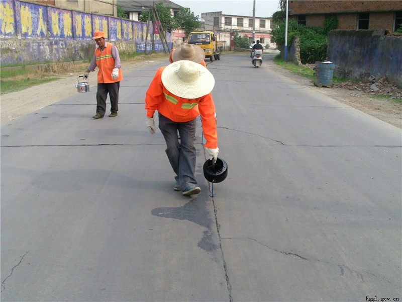 福建市政道路大面積實(shí)施路面灌封膠灌封施工