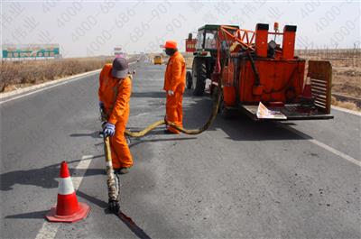 針對(duì)道路路面裂縫,應(yīng)采取什么樣的嘉格灌縫膠進(jìn)行灌縫處理呢？